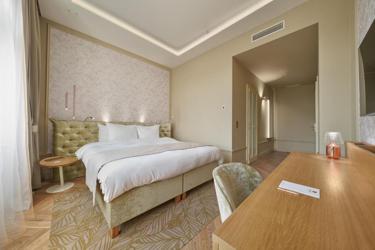Executive Suite,1307740867:JPEG